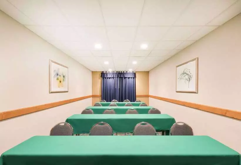 Отель Wingate By Wyndham York