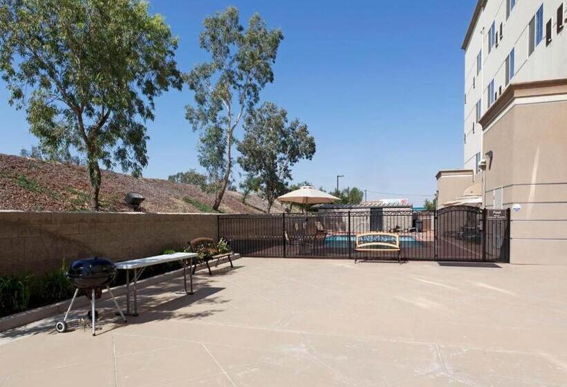 Отель Holiday Inn Express And Suites Bakersfield Central By Ihg