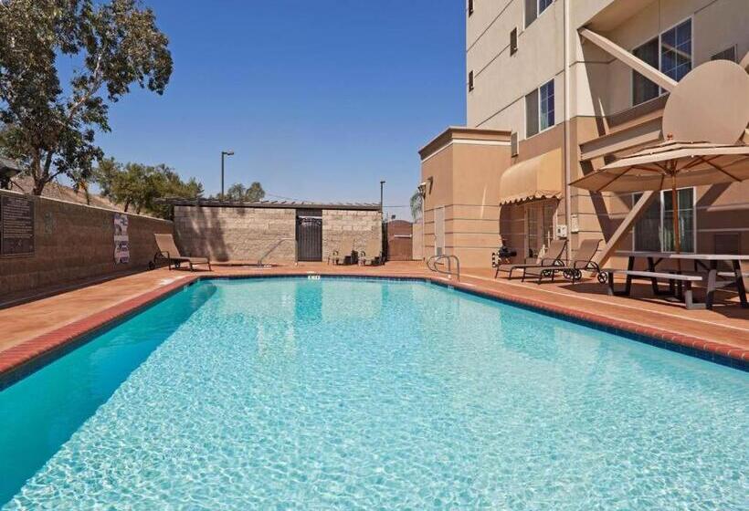 Отель Holiday Inn Express And Suites Bakersfield Central By Ihg