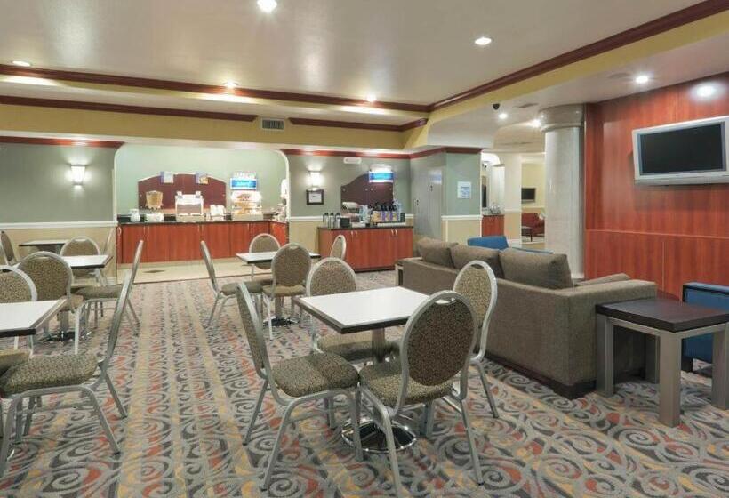 Отель Holiday Inn Express And Suites Bakersfield Central By Ihg