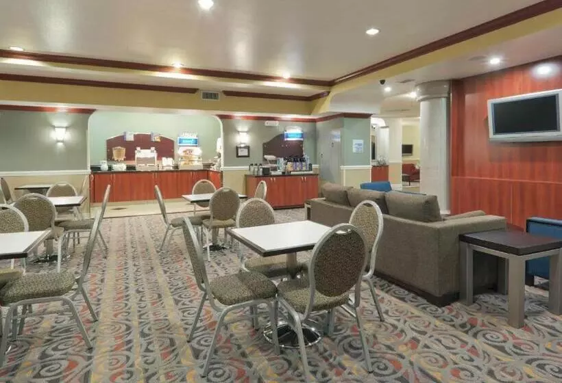 호텔 Holiday Inn Express And Suites Bakersfield Central By Ihg