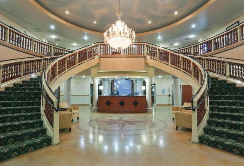 Отель Holiday Inn Express And Suites Bakersfield Central By Ihg