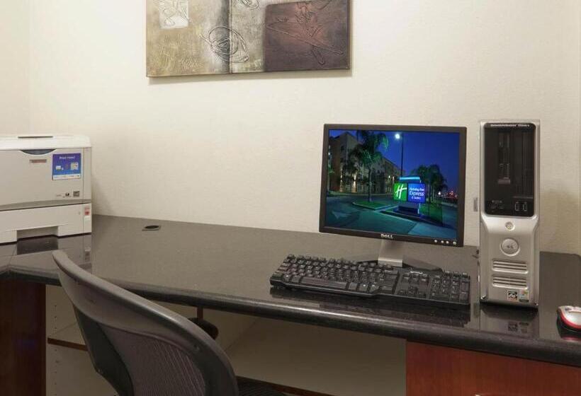 Отель Holiday Inn Express And Suites Bakersfield Central By Ihg