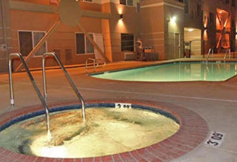 Отель Holiday Inn Express And Suites Bakersfield Central By Ihg