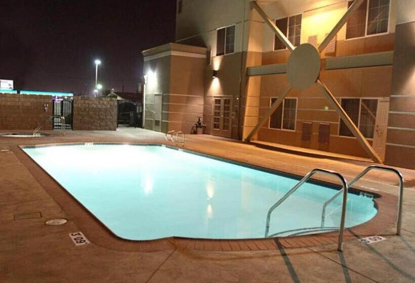 Отель Holiday Inn Express And Suites Bakersfield Central By Ihg