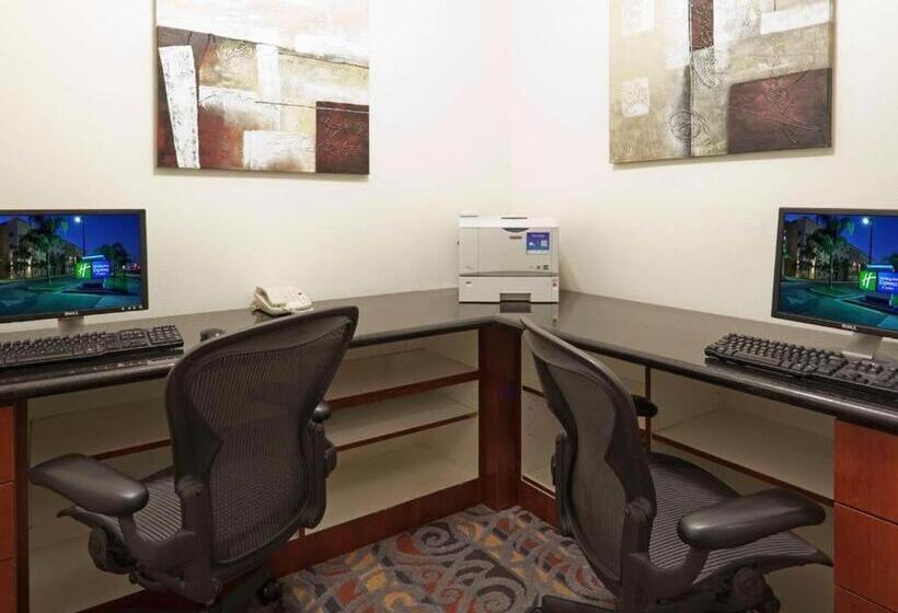 Отель Holiday Inn Express And Suites Bakersfield Central By Ihg