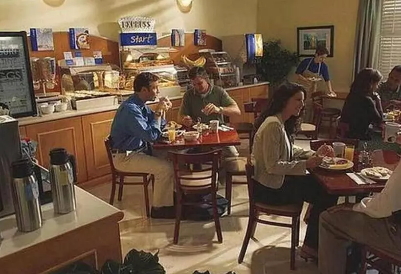 호텔 Holiday Inn Express And Suites Bakersfield Central By Ihg