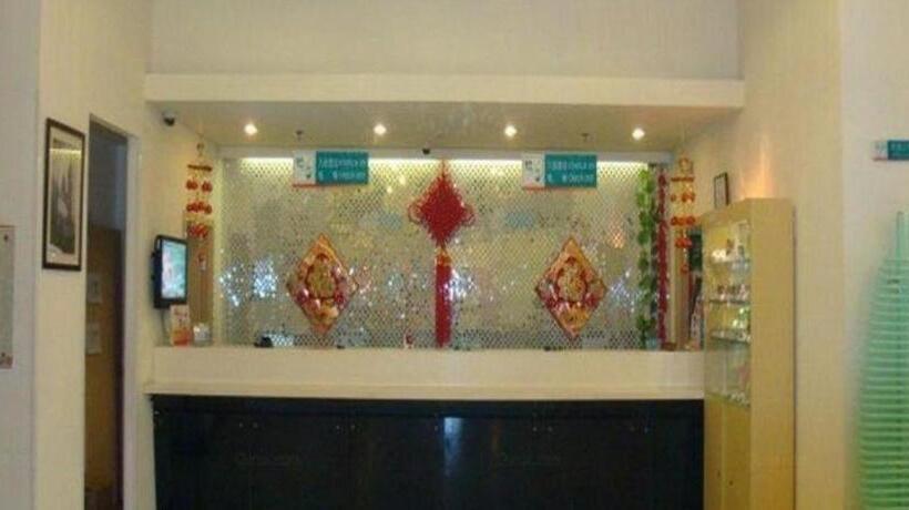 ホテル Jinjiang Inn Qingdao Wuxi Square Nanjing Road Metro Station