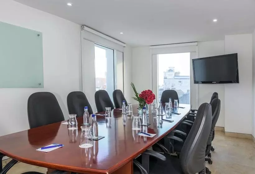 Отель NH Royal Urban Cartagena