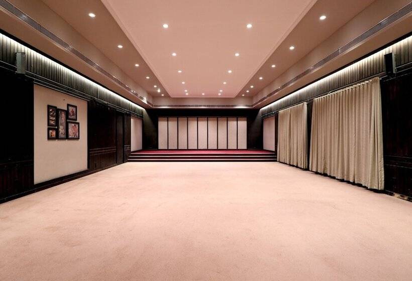 هتل Aurangabad Gymkhana Club