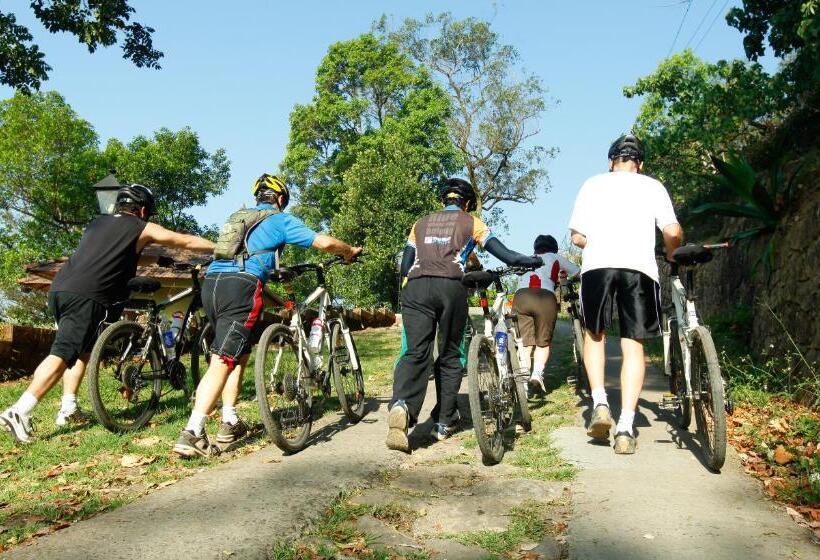 ホテル Blackberry Hills Munnarnature Resort & Spa