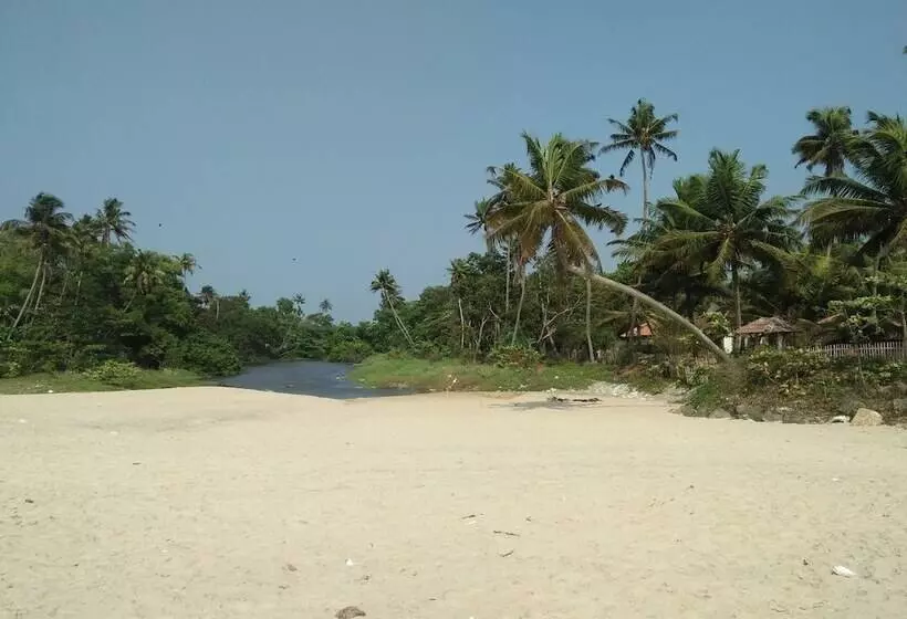 ホテル Pozhiyoram Beach Resort