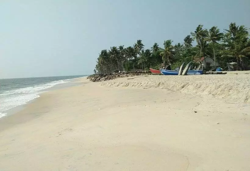 ホテル Pozhiyoram Beach Resort