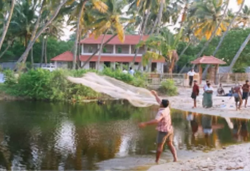 ホテル Pozhiyoram Beach Resort