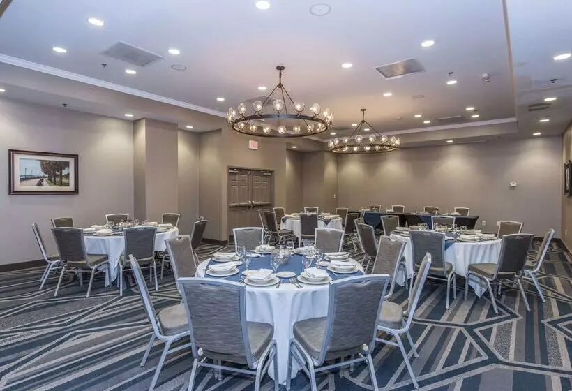 فندق Doubletree By Hilton North Charleston Convention Center