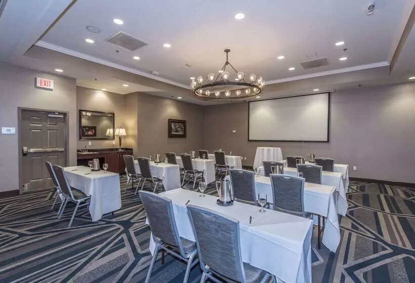 فندق Doubletree By Hilton North Charleston Convention Center