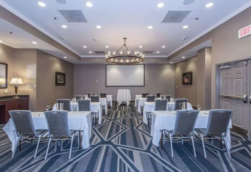 فندق Doubletree By Hilton North Charleston Convention Center