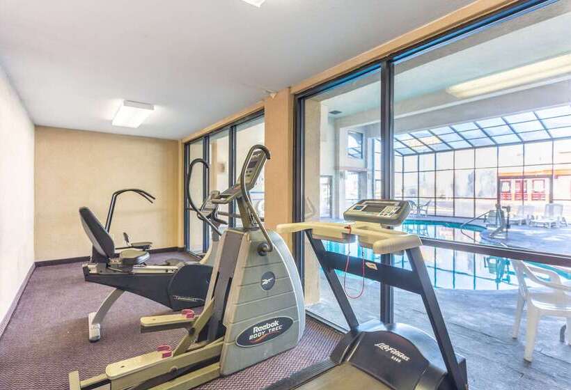 Отель Econo Lodge & Suites Clarksville