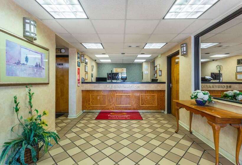 Отель Econo Lodge & Suites Clarksville