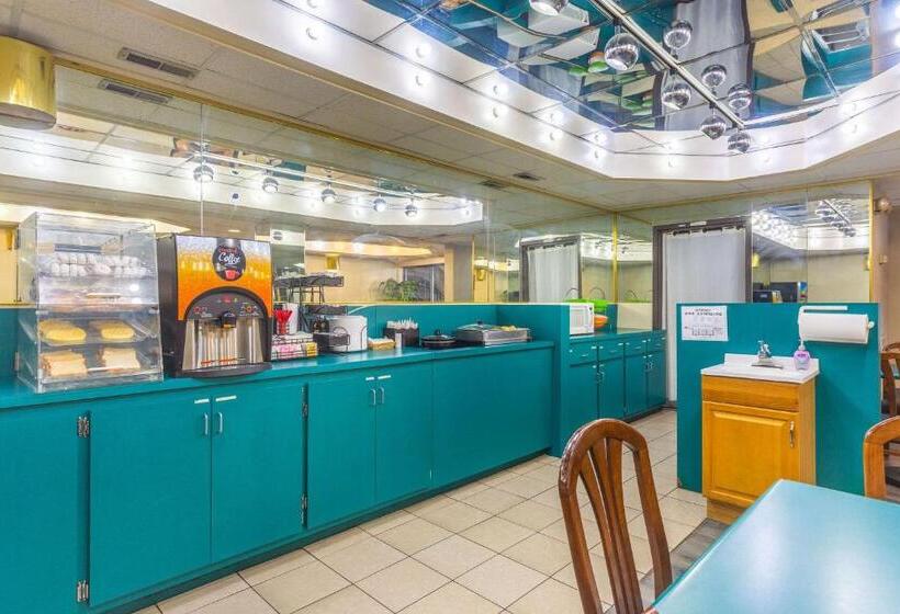 Отель Econo Lodge & Suites Clarksville