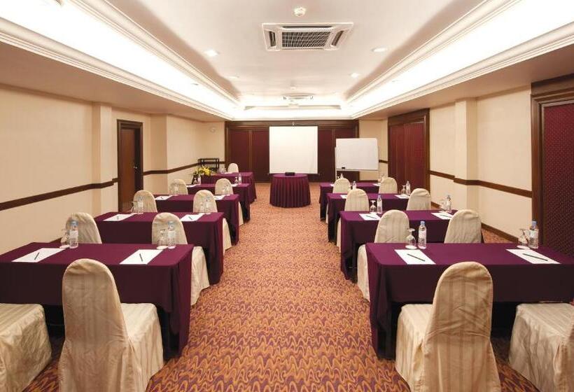 Отель The Qamar Paka