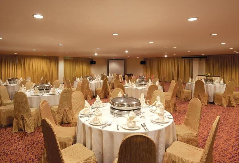 Отель The Qamar Paka