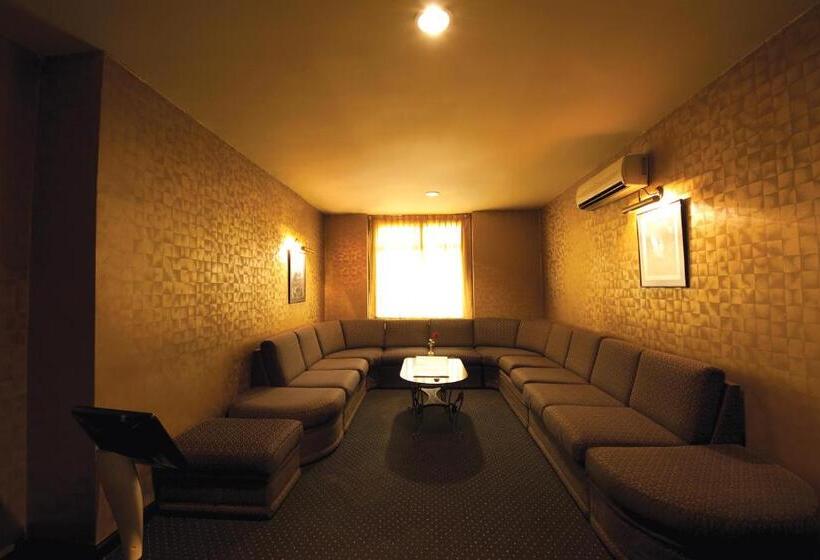 Отель The Qamar Paka