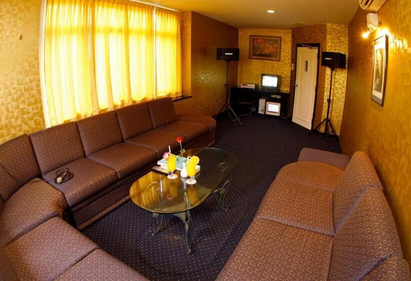 Отель The Qamar Paka