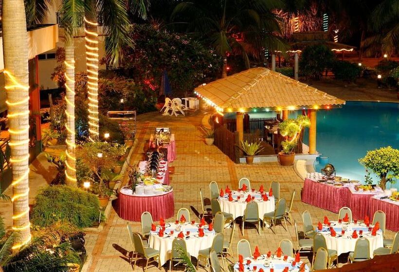 Отель The Qamar Paka