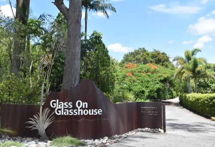 Отель Glass On Glasshouse