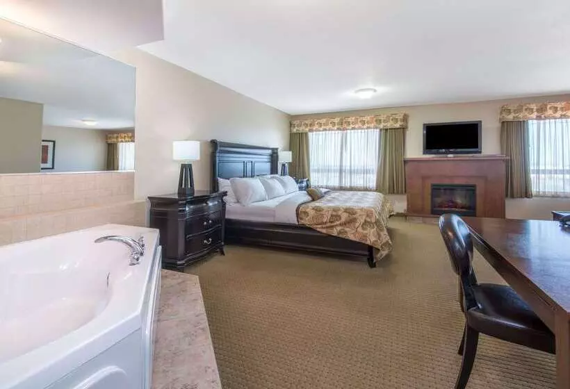 Hotelli Ramada By Wyndham Wainwright