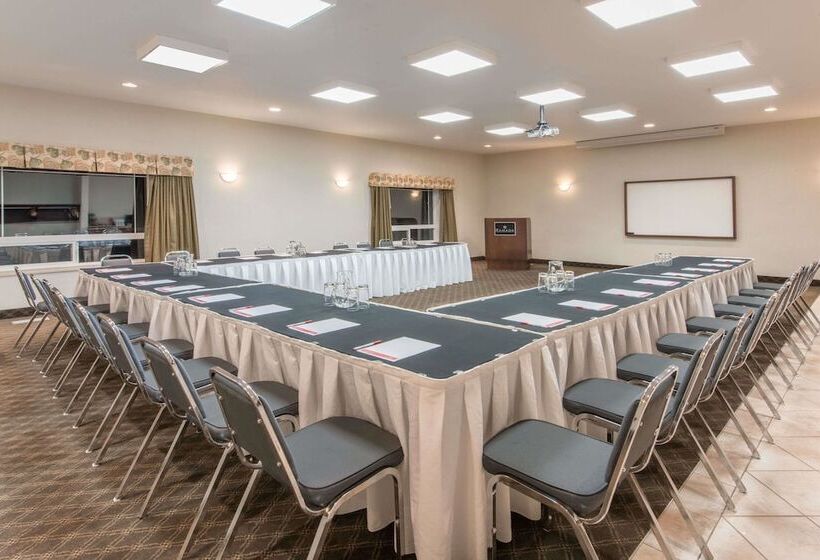 בית מלון כפרי Ramada By Wyndham Wainwright