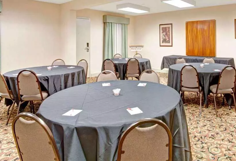 호텔 Ramada By Wyndham West Memphis