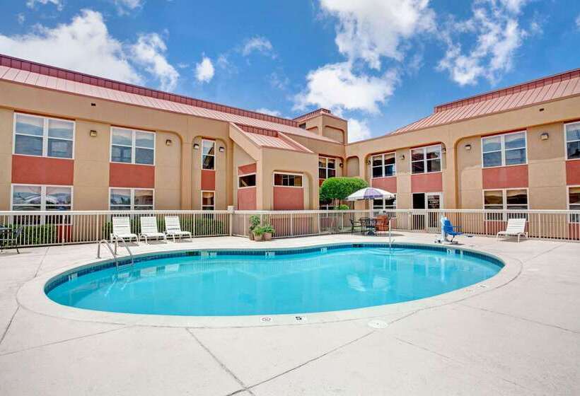 فندق Ramada By Wyndham West Memphis