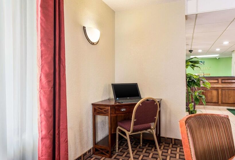 בית מלון כפרי Quality Inn North