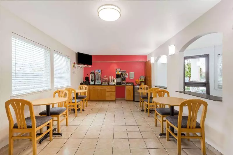 酒店 Super 8 By Wyndham Cloverdale Wine Country