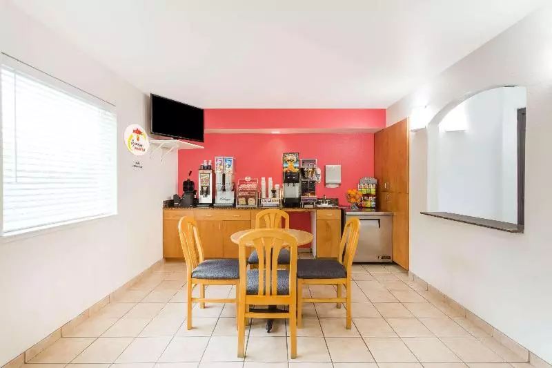 酒店 Super 8 By Wyndham Cloverdale Wine Country