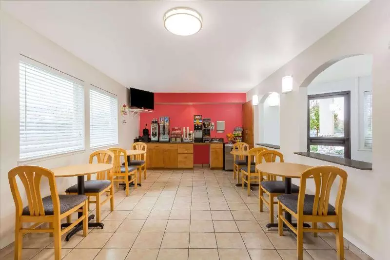 酒店 Super 8 By Wyndham Cloverdale Wine Country