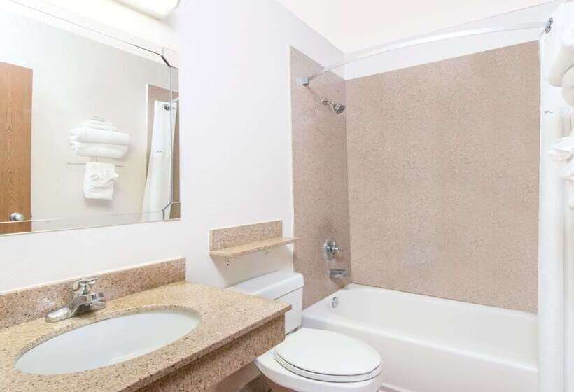 Отель Super 8 By Wyndham Santa Rosa