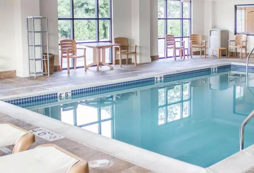 Отель Comfort Suites Lewisburg