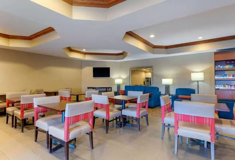 ホテル Comfort Suites South Haven Near I96