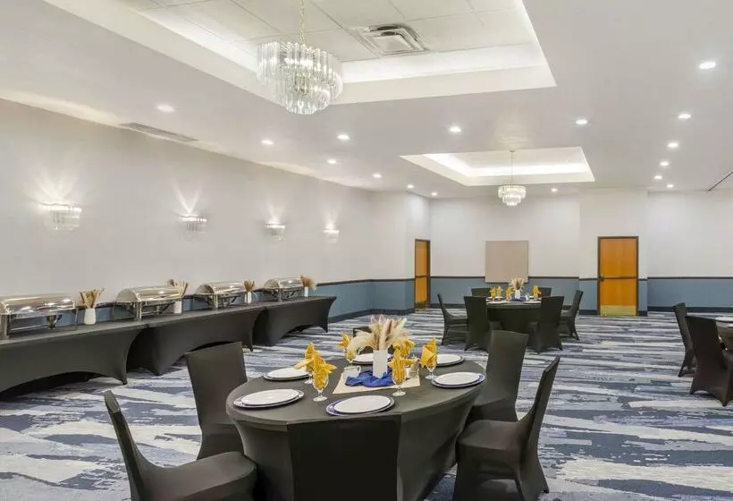 Отель Comfort Suites Ogden Conference Center