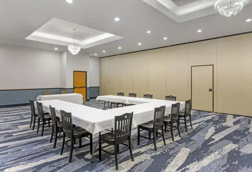Отель Comfort Suites Ogden Conference Center