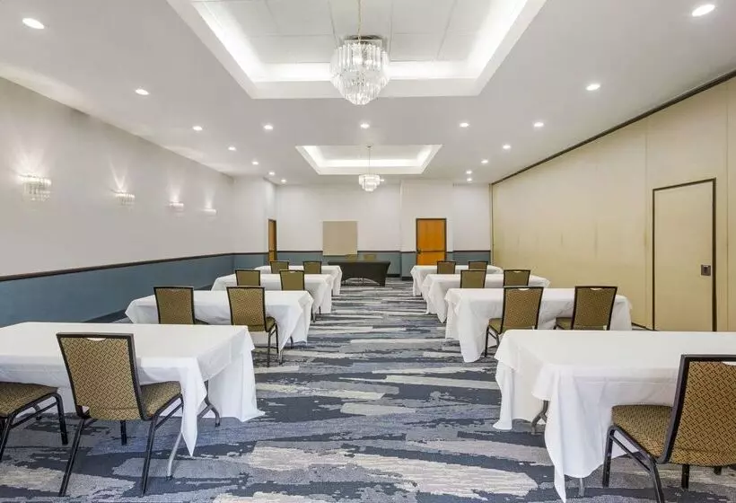 Отель Comfort Suites Ogden Conference Center