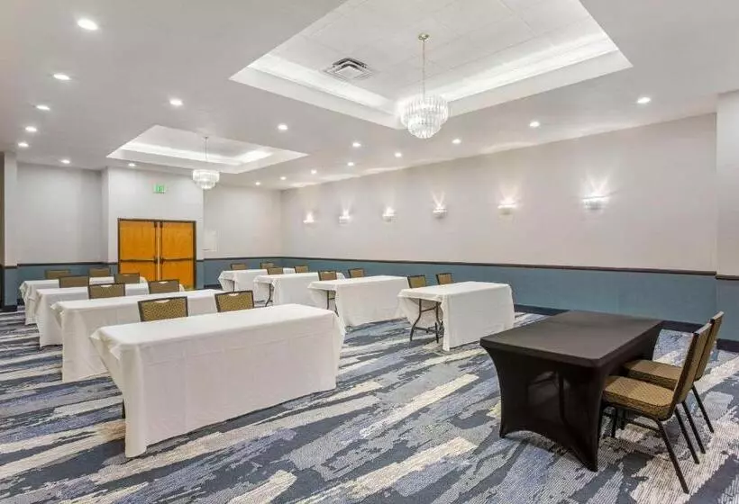 Отель Comfort Suites Ogden Conference Center