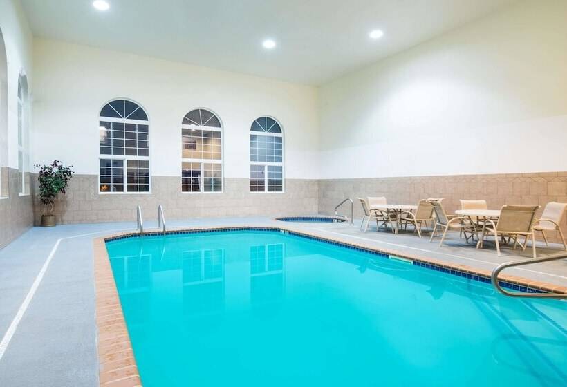 Howard Johnson By Wyndham Oacoma Hotel & Suites