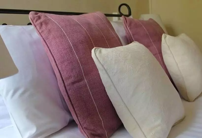 בית מלון כפרי Royal Oak Inn