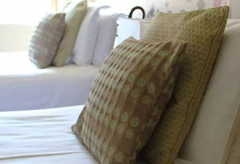 בית מלון כפרי Royal Oak Inn