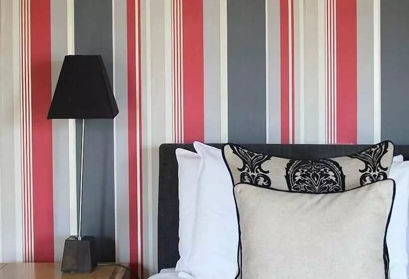 בית מלון כפרי Royal Oak Inn