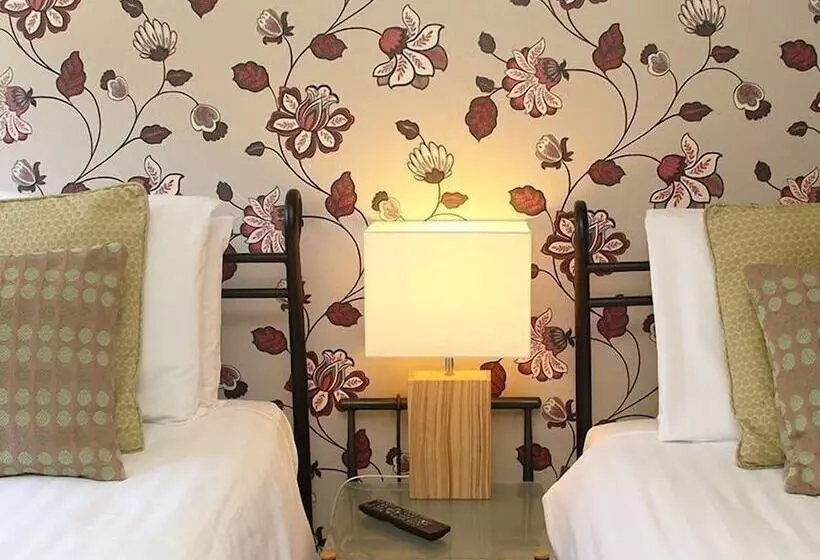 בית מלון כפרי Royal Oak Inn